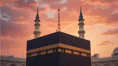استعداداً لموسم الحج رفع كسوة الكعبة المشرفة 