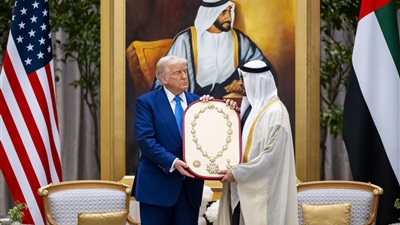 رئيس الإمارات يمنح الرئيس الأمريكي وسام زايد