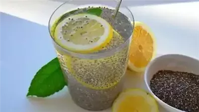بذور الشيا المنقوعة في الماء مع الليمون والعسل: لماذا يجب تناولها قبل الإفطار