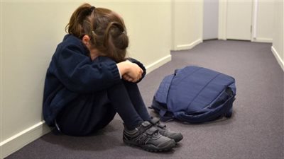 طفلة سورية تبكي في المدرسة قبل الترحيل مع أسرتها في ألمانيا
