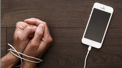هل أنت مدمن على هاتفك؟ 7 علامات تحذيرية
