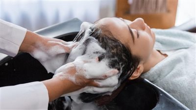أخطاء شائعة تدمر شعرك أثناء الاستحمام تجنبيها الآن