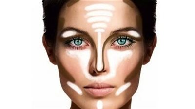 خبير تجميل يستخدم الذكاء الاصطناعي لتصميم كونتور مخصص