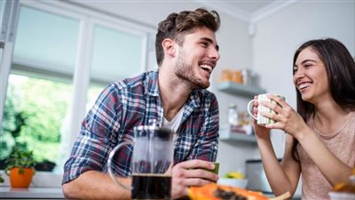 طقوس قهوة صباحية مشتركة تزيد ارتباط الأزواج وتركيزهم