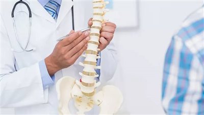 روبوت جراحي مستقل يُنجز عملية عمود فقري بلا جرَاح 