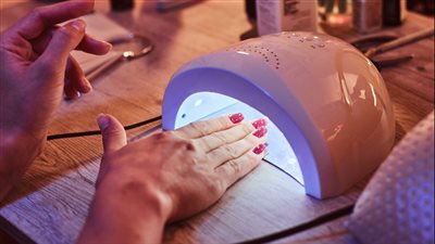 أظافر مطبوعة منزلياً بتقنية UV تنتشر على تيك توك