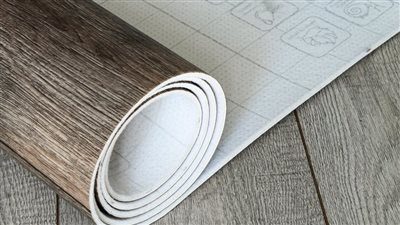 أرضيات فينيل بنقش الحصى تمنح الحمام إحساس سبا