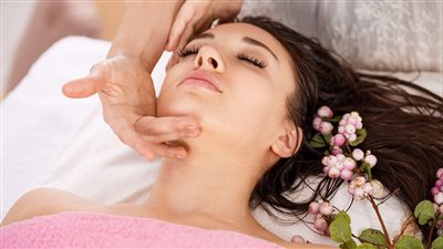 أسرار العناية بالبشرة من خبراء التجميل العالميين