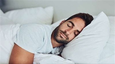 هل يؤثر وضع النوم على القلب؟ دراسة تحسم الجدل