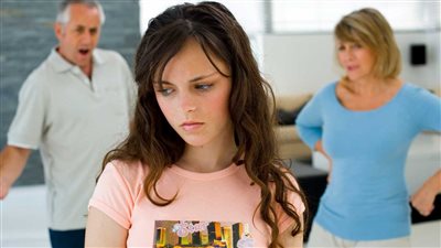 أزمات الفتيات في سن المراهقة بين الضيق النفسي وحلول الأهل