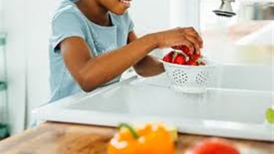 دراسة: النظام الغذائي الصحي قد يؤخر بدء الدورة الشهرية لدى الفتيات