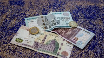 توقعات بضغوط متواصلة على الجنيه المصري مع اقتراب مواعيد سداد الديون السيادية
