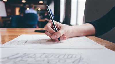 تطوير قلم ذكي يكتشف مرض باركنسون بدقة 96% من خلال تحليل الكتابة اليدوية