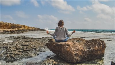 كيفية استخدام تقنيات التأمل الذهني كوسيلة لتطوير الذات وزيادة التركيز في بيئة العمل المعاصرة