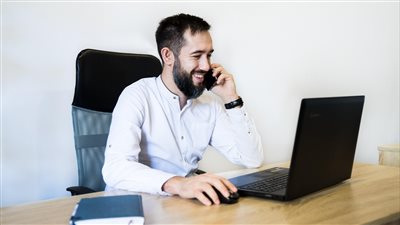 رواد أعمال يستثمرون في تطبيقات العمل المتنقل: مستقبل الوظائف عبر العوالم الافتراضية والتعلم عن بُعد
