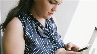 تطبيقات مثل Ahead أو Emotionall تقدم ممارسات يومية لرفع قدرات التعرف على النفس