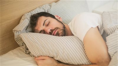 علماء يكتشفون إشارات كيميائية جديدة تنظم النوم العميق: ثورة في فهم دورة الاستشفاء الذهني