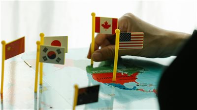 الإدارة الأمريكية تعلن عن اتفاق تجاري مفاجئ مع اليابان يهدف إلى مواجهة النفوذ الاقتصادي الصيني