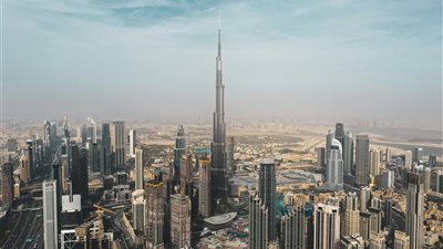 الإمارات تضخ 100 مليار درهم في استثمارات مستدامة منذ بداية العام لترسيخ ريادتها في الاقتصاد الأخضر
