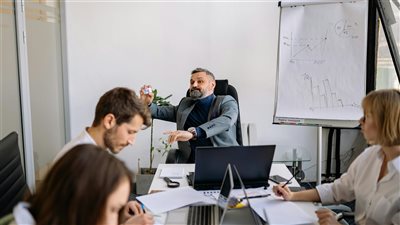 مستقبل العمل يتجه نحو الفرق المرنة: شركات تبني فرق عمل مؤقتة من الخبراء لإنجاز مشاريع محددة ثم حلها