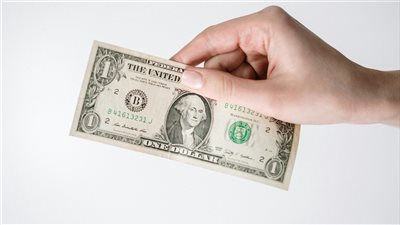 توقعات فنية تشير إلى أن سعر الدولار مقابل الجنيه المصري قد يستقر بنهاية العام ضمن سيناريو هبوطي معتدل