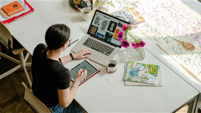 رواد أعمال شباب يبتكرون نماذج اقتصادية صغيرة محلية تعيد تعريف النجاح خارج المدن الكبرى