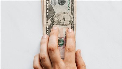 تحليلات مصرفية تشير إلى احتمالية نمو تدريجي للجنيه المصري مع استمرار الضغوط التضخمية والسياسات النقدية الحذرة
