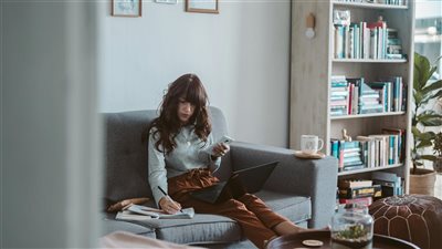 اليوميات كمرآة داخلية: كيف يعيد التدوين الشخصي تشكيل وعينا بأنفسنا ويقود إلى النمو