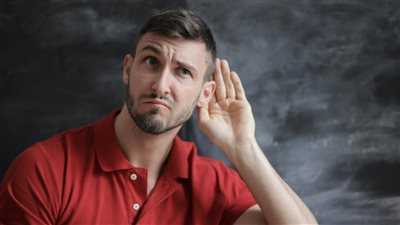 تقرير طبي يكشف انتشار جديد لمشكلة السمع بين جيل Z نتيجة التعرض الموسيقي العالي الشدة 