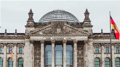 احتجاجات المزارعين: اندلعت احتجاجات كبيرة في برلين عندما قررت الحكومة إلغاء دعم ضريبي خاص بالوقود الزراعي