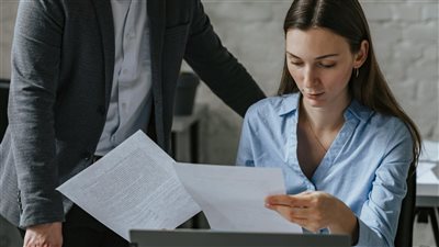 مستقبل العمل بين الأتمتة والإنسانية: المهارات التي لا يمكن استبدالها في سوق الغد
