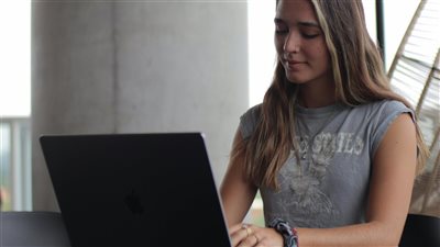 تقنيات التعلم الذاتي تتطوّر: وكلاء ويب ذكيون يتعلّمون ويعيشون روتين تحسين مهارات بأنفسهم عبر إطار SkillWeaver 