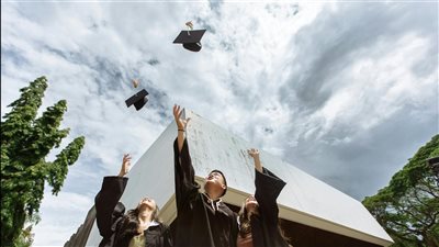 المهارات الواقعية تتفوق: جامعات تُركّز على بناء كفاءات الإدارة والتكيف الشخصية العميقة كبديل للشهادات الأكاديمية الصرفة