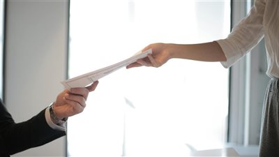 المقابلات الوظيفية اليوم لا تقيس المهارات الصحيحة: تحليل يدفع نحو تطوير أدوات تقييم أكثر دقة لمواجهة متغيرات سوق العمل 