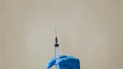 تطعيمات الأمس لمحاربة الخرف اليوم: آفاق جديدة لاستعمال اللقاحات في تعزيز صحة الدماغ 