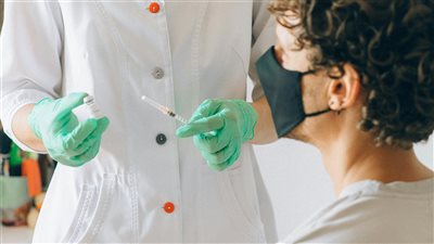 جمعية أطباء الأطفال الأميركية توصي بتطعيم جميع الأطفال ضد كوفيد-19 رغم تحفظات الحكومة 