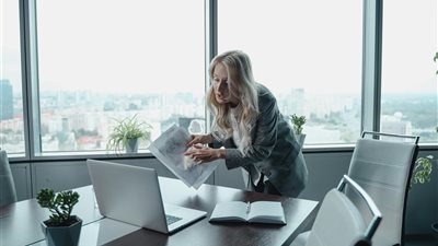 الاحتجاج كعملة في اقتصاد الانتباه: كيف يؤثر الڠضب على الثقافة الرقمية في 2025