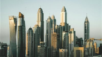 الأسواق الإماراتية تتحسّس رد فعل المستثمرين بعد تحركات أمريكية محتملة حول صادرات إيران النفطية 