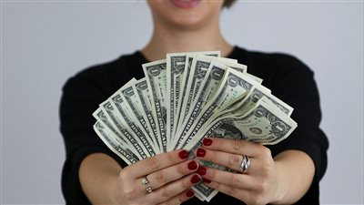 محللون يتوقعون تراجع سعر الدولار خلال الأسبوع المقبل في ظل مؤشرات تخفيف التضخم وتراجع الطلب