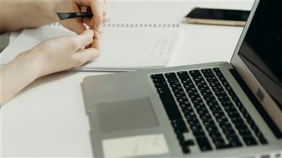 مفهوم Connectivism يُعيد تعريف التعلم في العصر الرقمي على أنه شبكة من المعرفة وليست مجرد تراكم داخلي للمعلومات