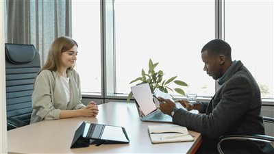 دراسة جديدة تكشف تراجع 13 ٪ في فرص العمل للمبتدئين في البرمجة وخدمة العملاء خلال ثلاث سنوات