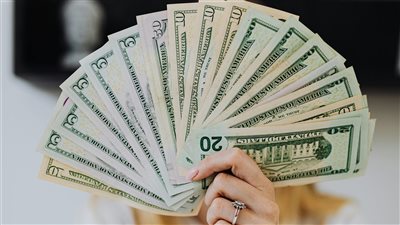 توقعات تقول إن الجنيه المصري قد يتراجع تدريجياً مقابل الدولار في القريب العاجل