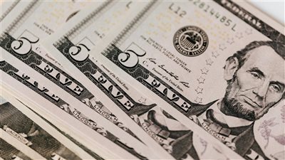 تقرير تحليلي: الجنيه المصري يواجه ضغوطًا موسمية وخبراء يرجّحون مسارًا أكثر استقرارًا بحلول الربع الأخير