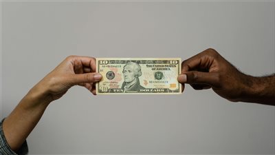 توقعات بتراجع إضافي للجنيه المصري بسبب ضغوط اقتصادية مستمرة 