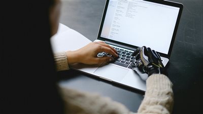 وكيل الذكاء الاصطناعي كرفيق النمو: استراتيجيات شهرية للتفكر الذاتي