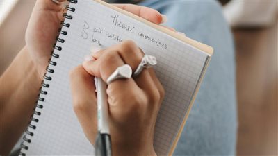 دراسة حديثة: الكتابة اليومية بخط اليد تعزز قوة الذاكرة بنسبة لافتة