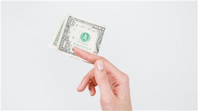 توقعات استمرار تراجع سعر الجنيه المصري أمام الدولار خلال الربع الأخير من العام إذا ما استمر ارتفاع التضخم 