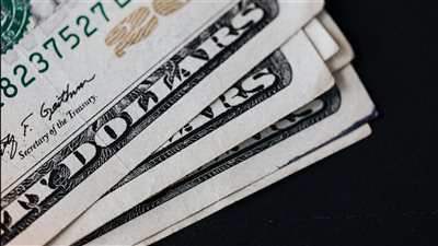 الجنيه المصري بين ضغوط الأسواق وتوقعات المحللين: هل يقترب من 50–52 للدولار في نهاية 2025؟
