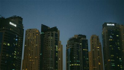 سوق الأسهم الإماراتية تشهد ارتفاعًا بعد أمل المستثمرين بخفض الفائدة الأمريكية مع صعود ملحوظ لأسهم إعمار وإمارات دبي الوطني
