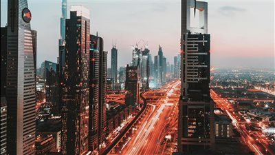 الإمارات تطلق خطة لتعزيز الاقتصاد غير النفطي مدعومة باستثمارات وبنية تحتية جديدة